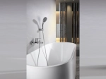 Robinet de baignoire avec douche à main. Le robinet est composé d'un corps principal en métal chromé, offrant un aspect élégant et moderne. GARANTIE 5 ANS, LIVRAISON OFFERTE 5 à 6 Jours